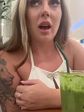 Amiraxevans Show in webcam