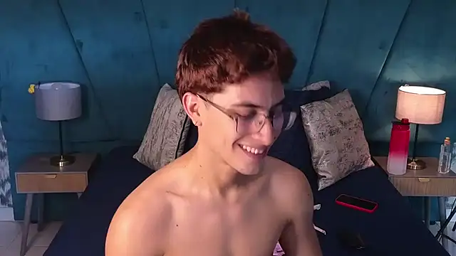 Aaron_Eze Show in webcam