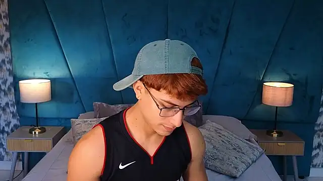 Aaron_Eze Show in webcam