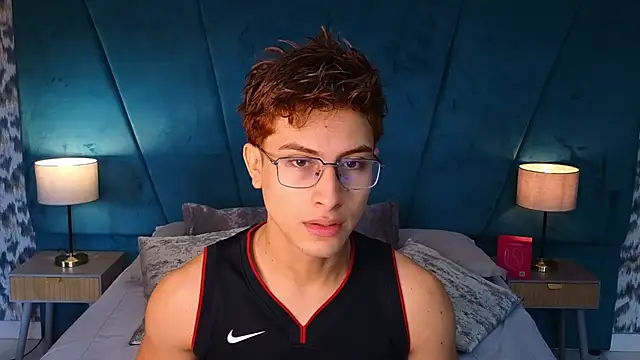 Aaron_Eze Show Webcam