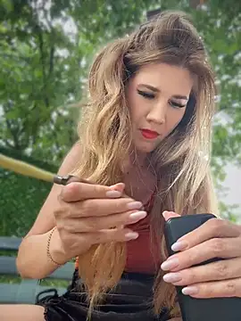 didihairypussy: διαδικτυακό σόου στην κάμερα