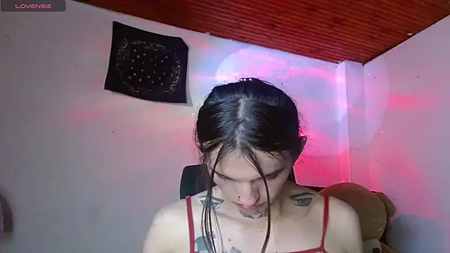 Scarlett_crastrawberry Show in webcam
