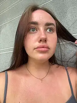 Pokazy przed kamerką – KiraSunshine