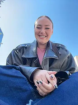 KiraSunshine's Webcam Show