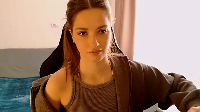 KiraVair Adlı Modelin Canlı XXX Sohbeti