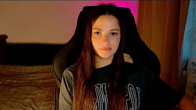Chatroom XXX en direct de KiraVair