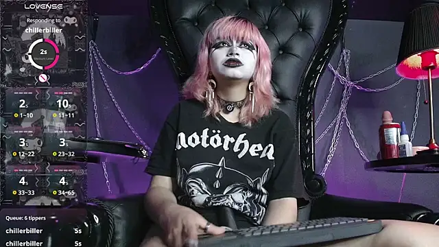 Navier__ élő XXX-chatje