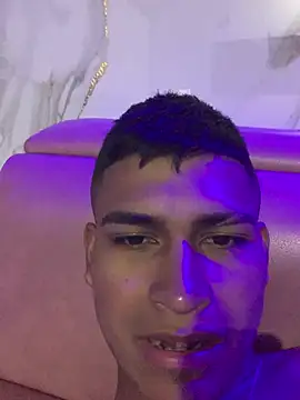 Emiliano_Reyes 在線直播表演