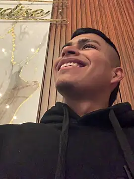 Emiliano_Reyes Show in webcam
