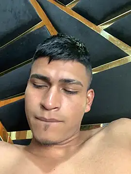 Emiliano_Reyes Show in webcam