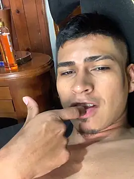 Emiliano_Reyes Show in webcam