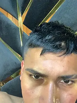 Emiliano_Reyes ওয়েবক্যাম শো
