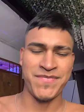 Emiliano_Reyes Show in webcam