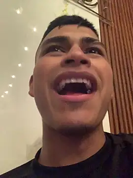 Emiliano_Reyesのウェブカメラショー