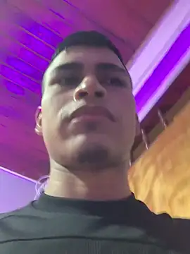 Emiliano_Reyes Show in webcam