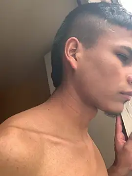 Emiliano_Reyes Show in webcam