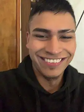 Emiliano_Reyes Show in webcam