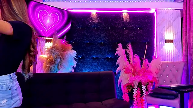 Queens_Wonders_Blonders' Webcam Show