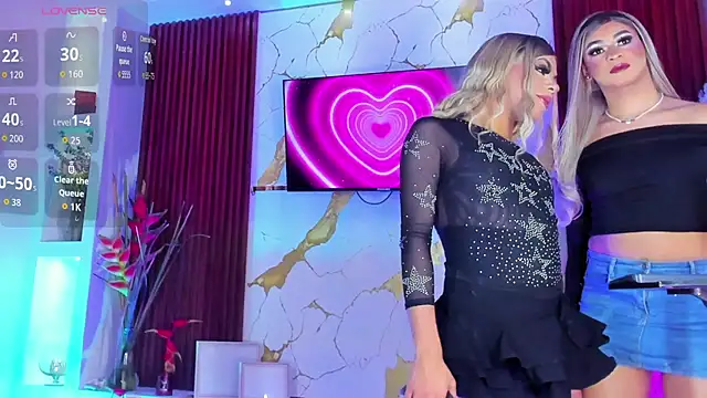 Queens_Wonders_Blonders: διαδικτυακό σόου στην κάμερα