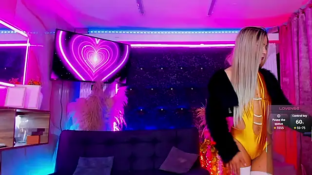 Queens_Wonders_Blonders Show in webcam