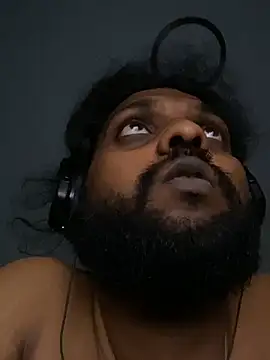 הופעת וובקאם של tamilcuckooz
