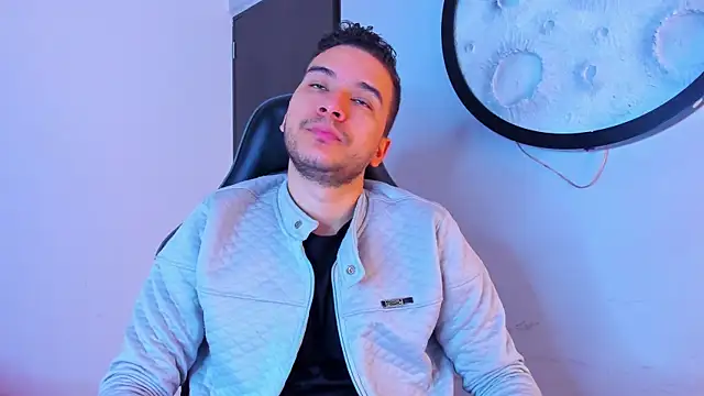 mike_257 Show in webcam