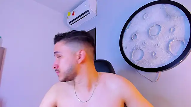 mike_257: διαδικτυακό σόου στην κάμερα