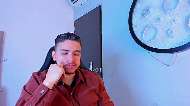 mike_257 Show Webcam