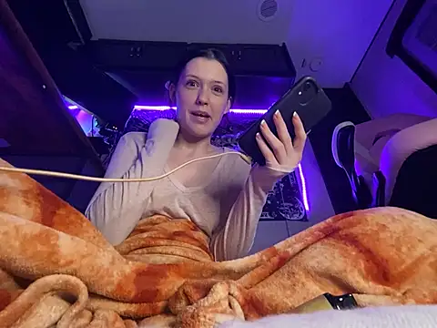 Lilactease: διαδικτυακό σόου στην κάμερα