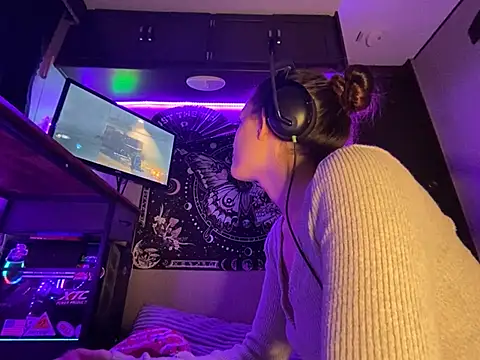 Lilactease XXX чат на живо