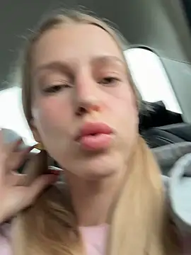 kira_mia's Webcam Show