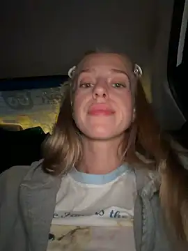 kira_mian Webbikameraesitys