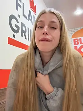 הופעת וובקאם של kira_mia
