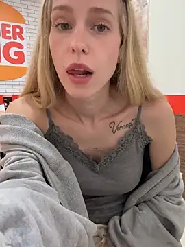 Show modela kira_mia na web-kameri
