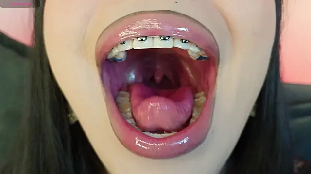 צ'אט XXX בשידור חי של mia_roux1