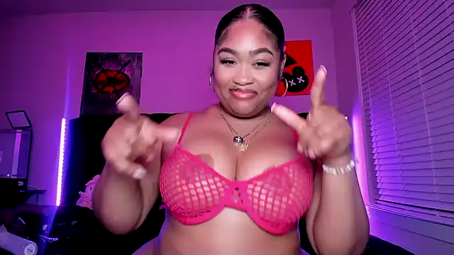 lovelyzylah Show in webcam