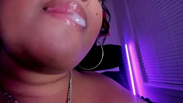 lovelyzylah's Webcam Show