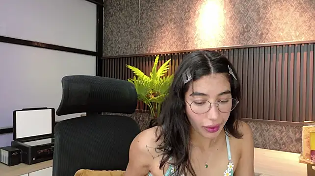 AdelineJhones Show in webcam