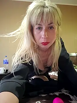 Show modela SelinaLovqx na web-kameri