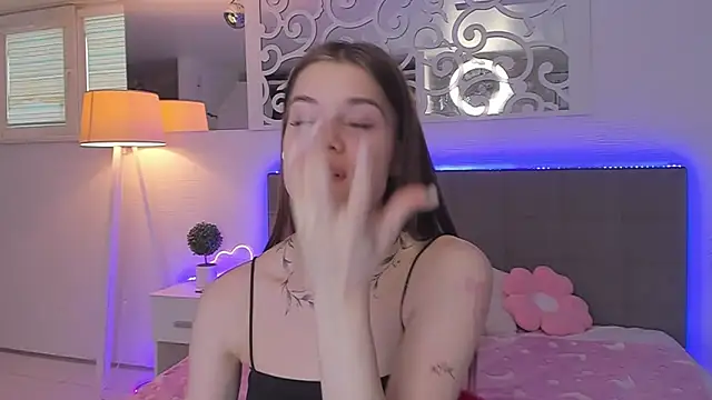 LuisaClover's Live Chat Room