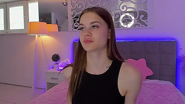 LuisaClover XXX чат на живо
