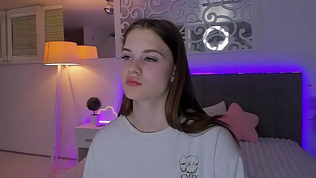 LuisaClover XXX чат на живо