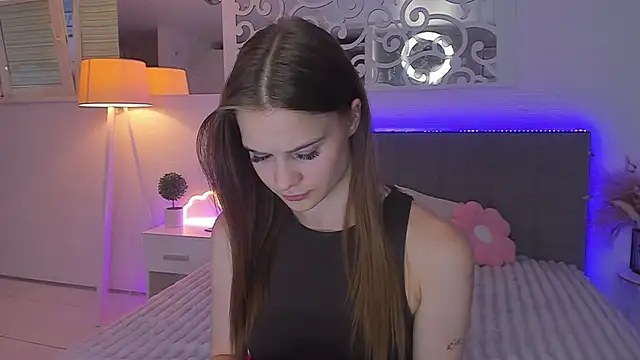 LuisaClover XXX чат на живо