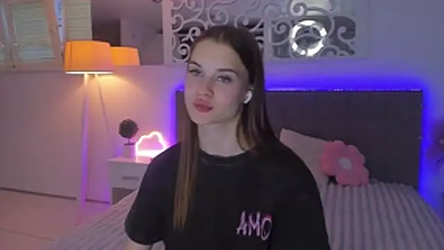 LuisaClover Adlı Modelin Canlı XXX Sohbeti