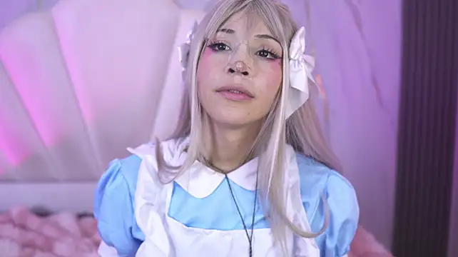 AliiceWonderland_: διαδικτυακό σόου στην κάμερα