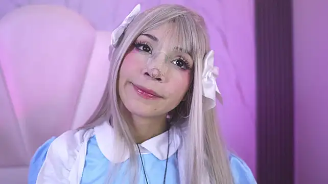 Show modela AliiceWonderland_ na web-kameri