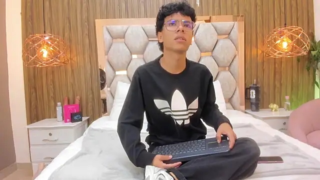 adams_bobby Adlı Modelin Web Kamerası Şovu