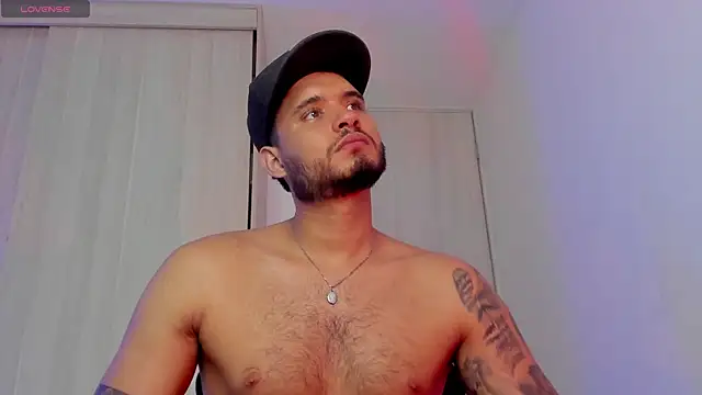 AUSTINN_TORRES: διαδικτυακό σόου στην κάμερα