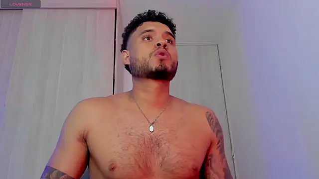AUSTINN_TORRES: διαδικτυακό σόου στην κάμερα