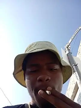 הופעת וובקאם של younggblackkCOCK19